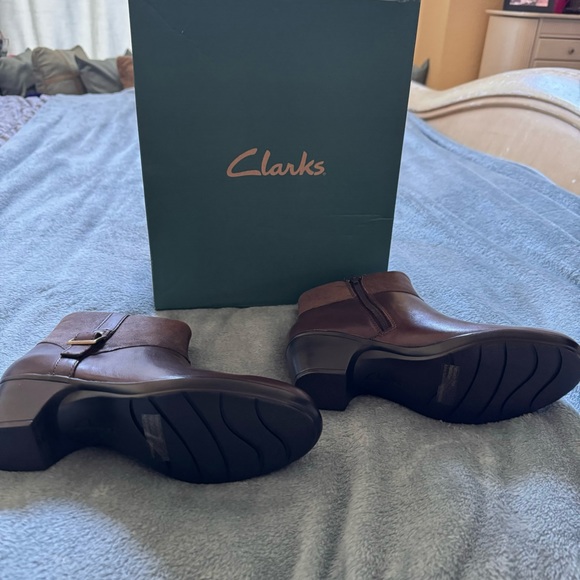 Clarks Booties NWT - New in Box Brown - Picture 2 of 3